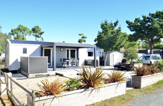 Chalet for 6 in St-Hilaire - Heated swimming pool