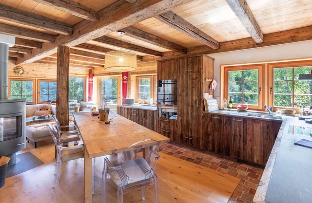 Chalet Gryon - Three Bedroom Chalet, Sleeps 9