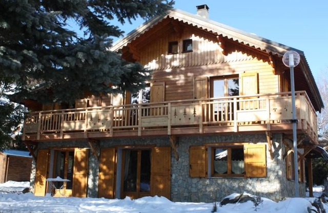 Chalet in wood and stone, redone, 250 metres from the ski lifts.