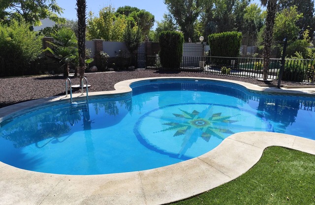Chalet individual con gran jardín, piscina y pista deportiva