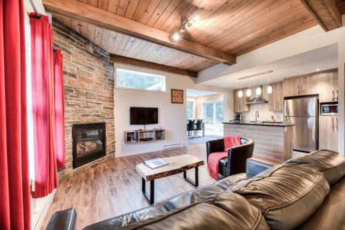 Chalet La Chouette with Private Spa Access to Ouareau Forest