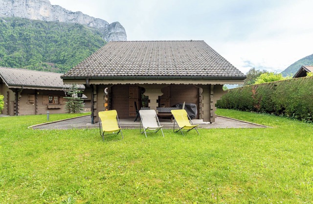 Chalet 'Mitoyen 4 Personnes' with Mountain View, Private Terrace and Wi-Fi