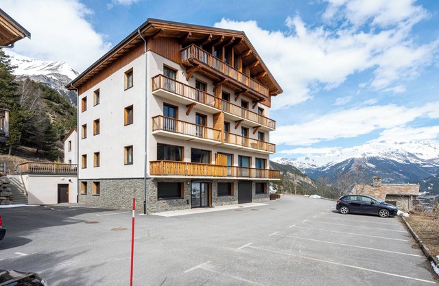 Chalet "Près Du Mélèze" with Mountain View, Shared Garden and Wi-Fi