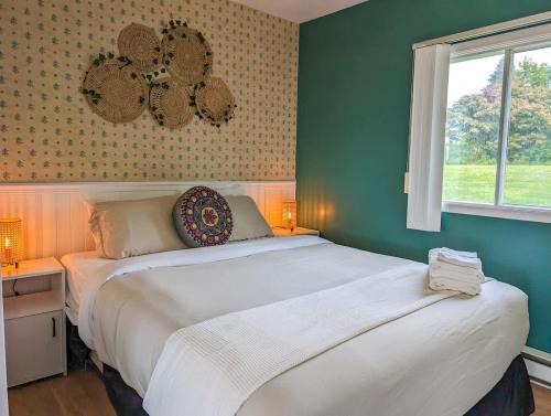 Chalet Studio #3 Waterfront with Spa Fireplace & Wifi