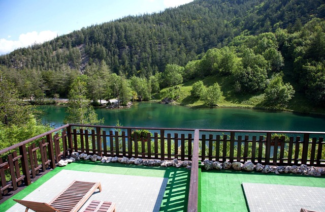 Chalet sul lago Hotel In Montagna