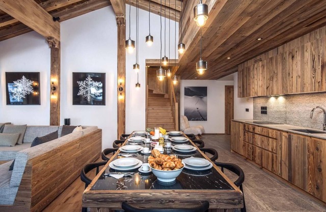 Chalet, terrace, fireplace or stove, ski locker, 150m², Val d'Isère