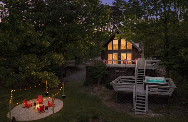 Chalet w Hot Tub, Grill, FirePit, WiFi,PetFriendly