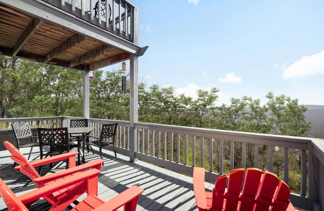 Chalet w Hot Tub, Fire Pit, Deck, Grill & Games