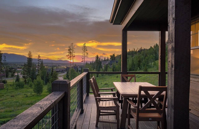 Chalet w/hot tub & wraparound decks