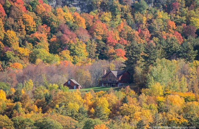 Chalet w/Lake & MT views, Hot Tub, Pet friendly, <10mins to Lake & Golf