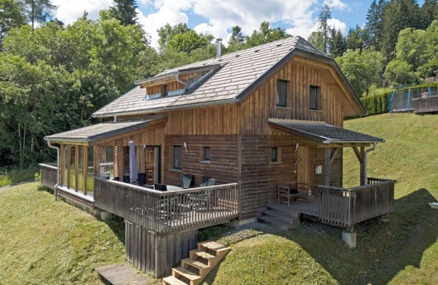 Chalet with mountain views between ski resorts