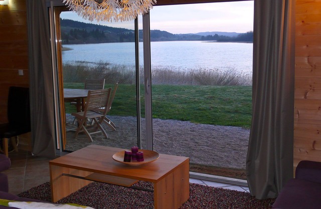 CHALETS INDEPENDENT BEAUTIFUL VIEW ON LAKE