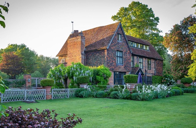 Chalford Manor - Swimming pool, tennis court, near pub