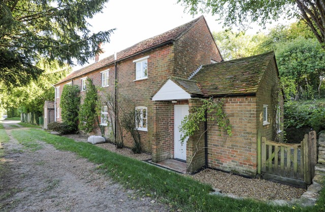 CHALKPIT COTTAGE, pet friendly, with open fire in Blewbury