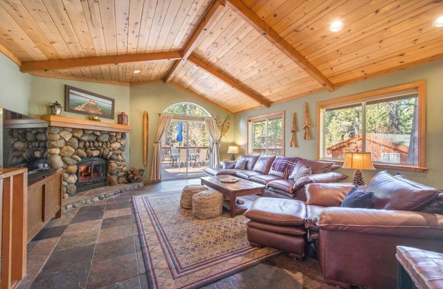 Challies Chalet Pool table, sauna, game room!
