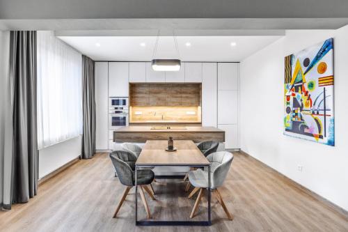 Chalupku - Luxurious apartment 70m2, Jacuzzi, direct centrum, parking included, Air-conditioned, balcony, quiet sleep, best in town