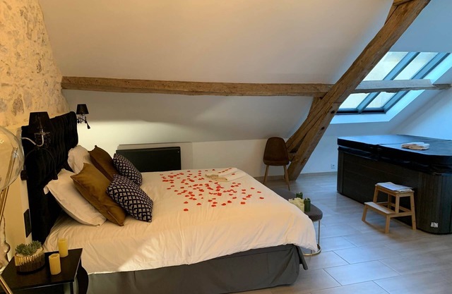Chambre Baroque Avec Jacuzzi Privatif Sous les Poutres