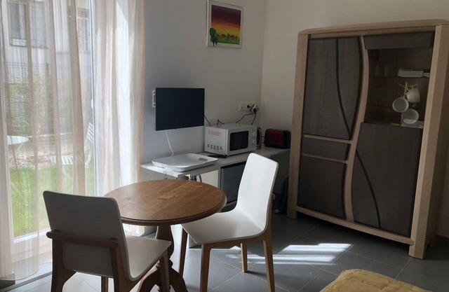 Chambre et Pièce de vie Indépendantes en rez de Jardin . Proche Nancy-thermal