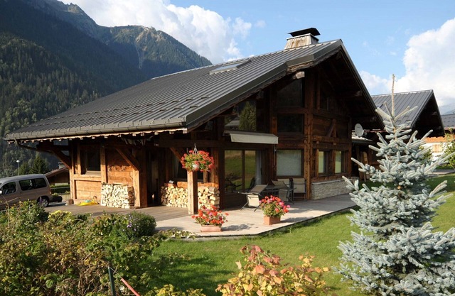 Chamonix Mont Blanc, new Savoyard chalet, large south-facing terrace, garden, 5 rooms.