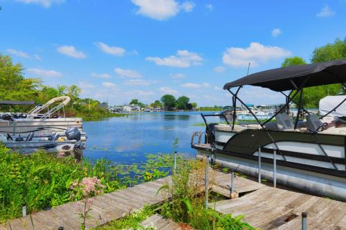 Channel Charmer - Located on Gun Lake - prime spot!
