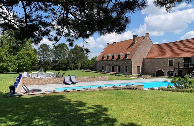 Chapeauveau's wonderful gite-piscine 13-15 pers.