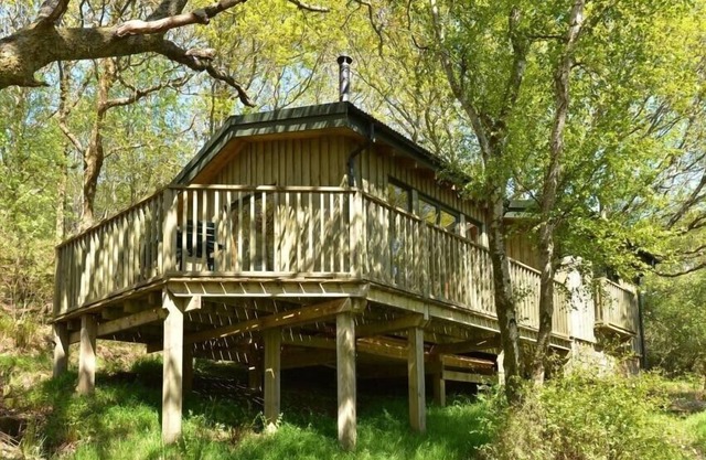 CHAPEL HOUSE, pet friendly, with open fire in Torridon