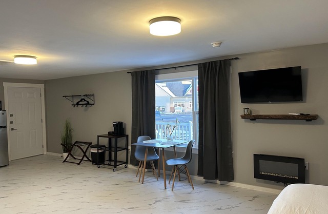 Chapel Suites - Deluxe King Suite