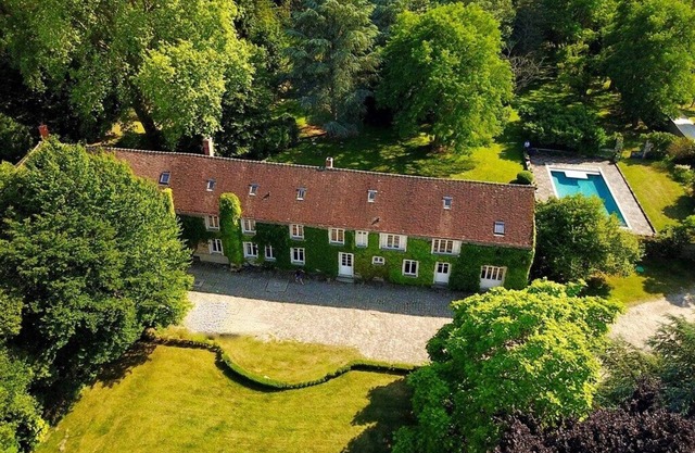 Character house, 15 pers, 7 bedrooms, swimming pool, organic farm, park.