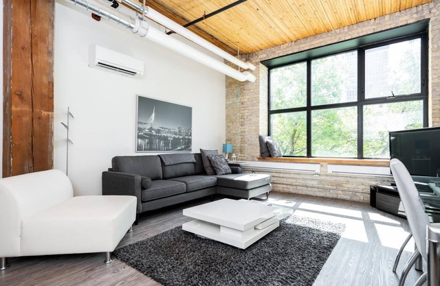 Character 2 Bedroom Loft i hjertet af Winnipeg