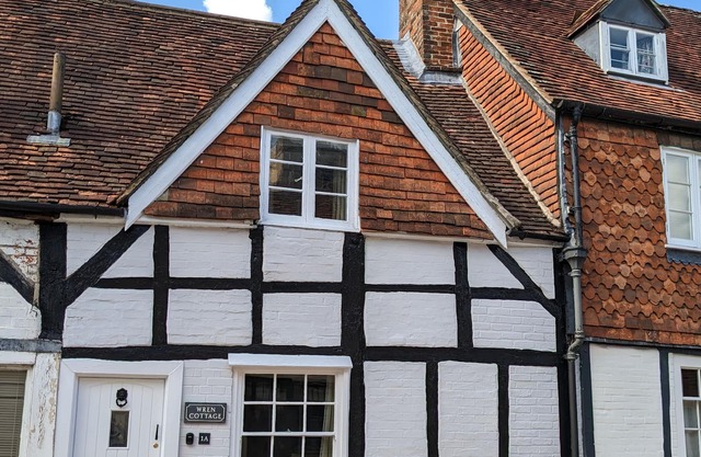 Character 400 yr old 1 bed Cottage in Heart of Marlborough With big Personality!