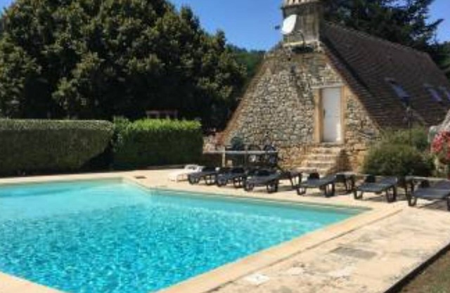 Character house 7/8 pers. with private pool, estate of Château de MARZAC