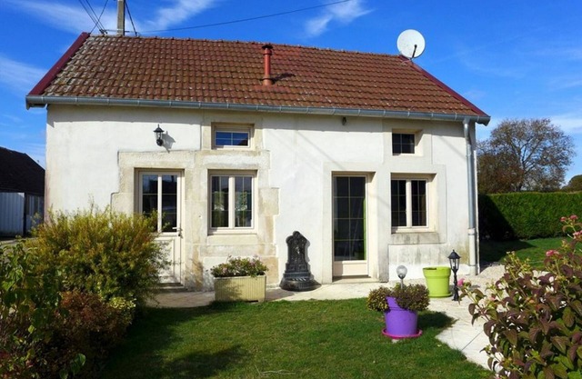 Character house with garden and terrace, near Langres