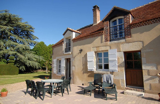 Character house with garden, air conditioning and bikes near Amboise
