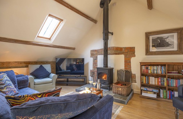Characterful and spacious dog friendly holiday cottage in the Cotswolds- The Granary at Oriel Farm