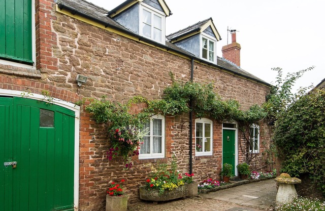 Characterful Stone Cottage with lovely views over the Surrounding Countryside