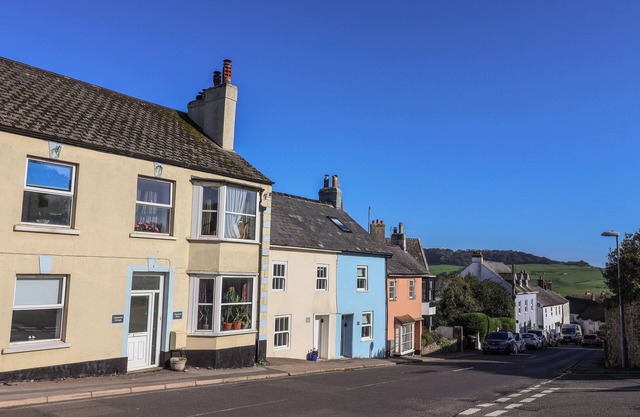 CHARLESTON COTTAGE, pet friendly, with a garden in Charmouth