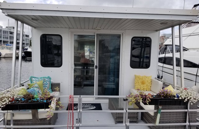 Charlestown Houseboat Walk to attractions Be rocked to sleep