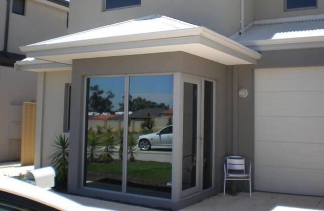 CHARLIES, Modern Townhouse