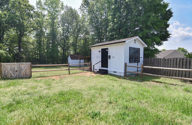 Charlotte tiny home getaway 5 min to lake Wylie 20 minutes to downtown Charlotte