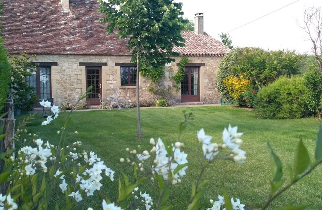 Charming Farmhouse Near Dordogne River, Close to Medieval Villages, WiFi, Garden, Pets Welcome