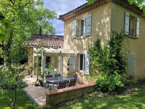 Charmant cottage en pierre dans un parc arboré