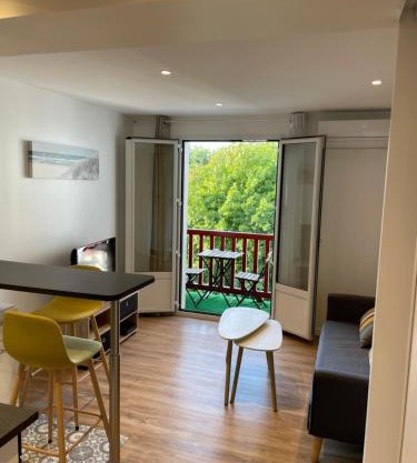 Charmant studio climatisé avec chambre séparée, à 3 kms de Biarritz et Bidart