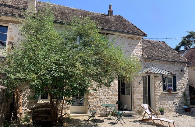 Charmantes Renoviertes Haus in Altem Anwesen mit Privatem Innenhof und Parkplatz