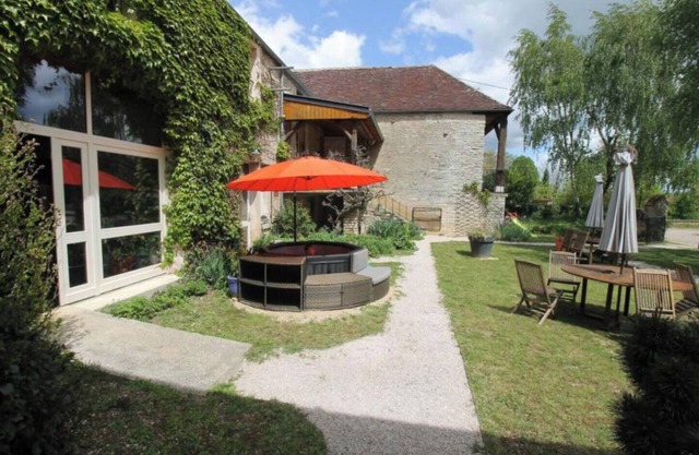 Charming 1 BDR Apt w/Garden in Quiet Village