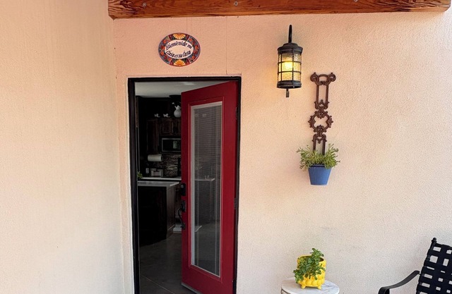 Charming 1-bdrm/1-bath casita. Located in beautiful Cobo Catalina neighborhood.