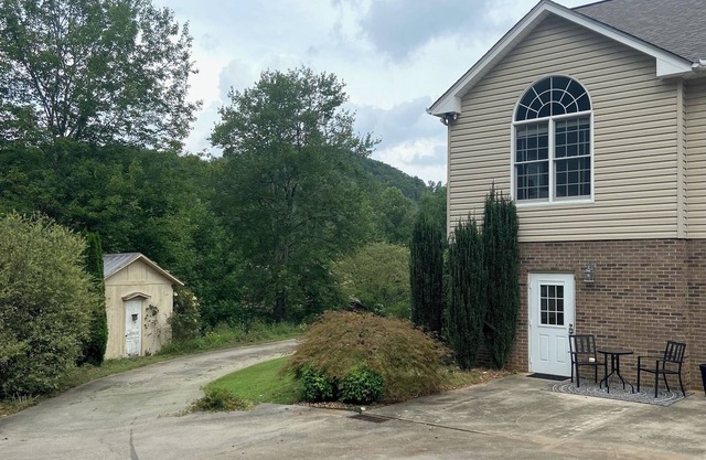 Charming 1 bed 1 bath apartment on 6 acre aspiring homestead in Moravian Falls