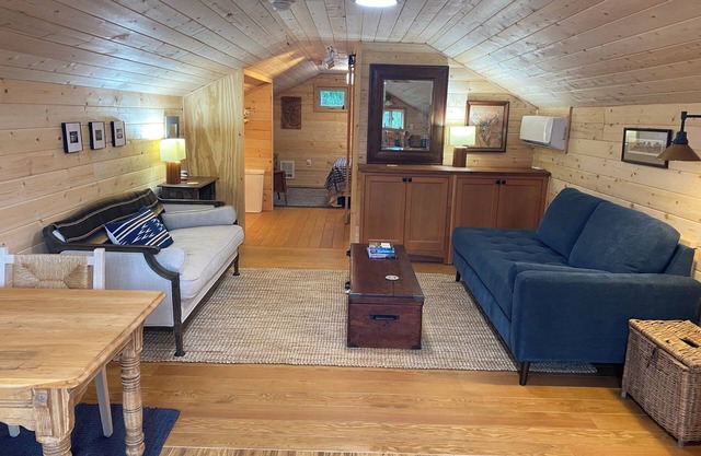 Charming 1-bedroom 2nd story apartment with WiFi, AC in beautiful Bellingham