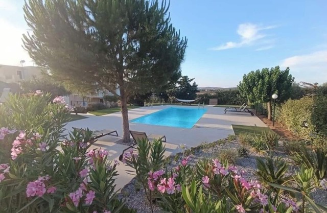 Charming 1-bedroom apartment with pool in a cottage in Markopoulo