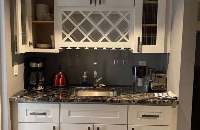 Charming 1-bedroom apartment in lovely Washington with WiFi, AC