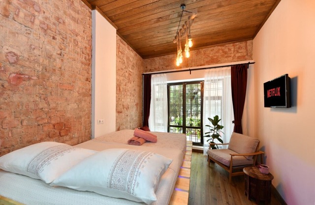 Charming 1-bedroom apartment with WiFi, AC in fabulous Istanbul